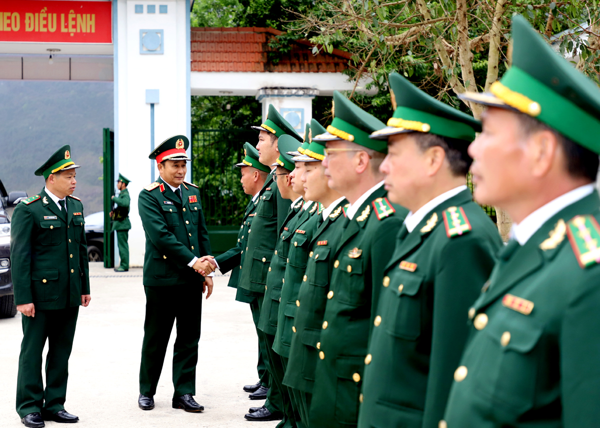 PhÃ³ Tá»ng Tham mÆ°u trÆ°á»ng QuÃ¢n Äá»i NhÃ¢n dÃ¢n Viá»t Nam PhÃ¹ng SÄ© Táº¥n thÄm cÃ¡n bá», chiáº¿n sá»¹ Äá»n BiÃªn phÃ²ng LÅ©ng CÃº.